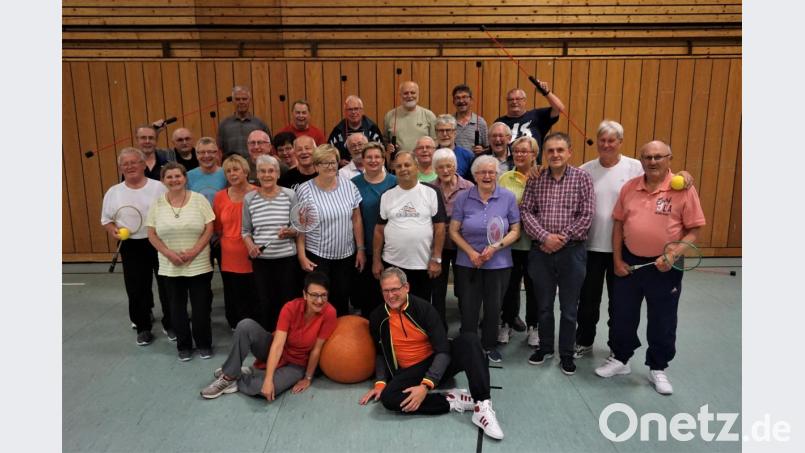 Die Teilnehmer der Herzsportgruppe mit Physiotherapeutin Renate Rosner (vorne links), Übungsleiter Rainer Möller (sitzend) sowie Arzt Dr. Gerd Böhm (Dritter von rechts). Bild: fppp