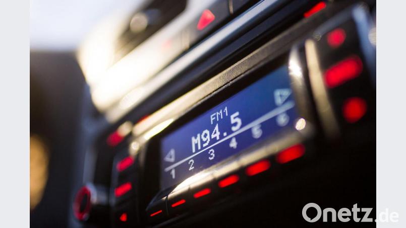 Sobald Rockmusik im Auto ertönt, steigt die Gefahr von riskanten Fahrmanövern und erhöhter Geschwindigkeit. Das zeigen die Ergebnisse einer chinesischen Studie. Bild: Alexander Heinl/dpa