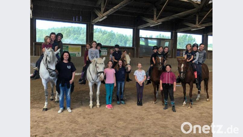 Die Teilnehmer des Reitwochenendes. Bild: exb/Sabine Koller