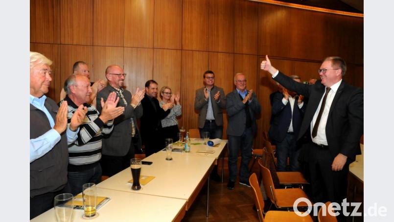 Stehend applaudieren die Delegierten Michael Cerny (rechts) für sein Ergebnis: Die CSU nominierte ihn mit 56 von 56 möglichen Stimmen wieder zum Oberbürgermeister-Kandidaten für die Wahl am 15. März 2020. Bild: Stephan Huber