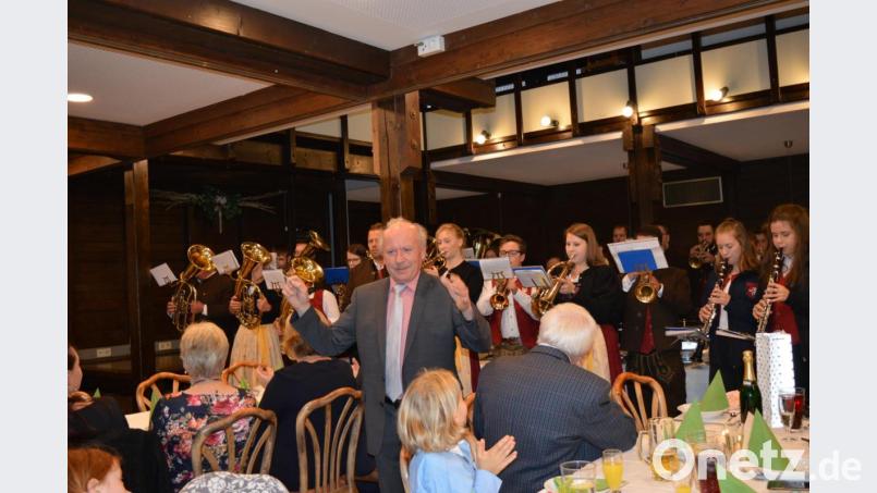 Natürlich übernahm Hans Bock bei seiner Geburtstagsfeier auch den Dirigentenstab und ließ die Blaskapelle Kunschir zünftig aufspielen. Bild: bej