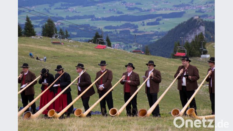 Die Großkonreuther Alphornbläser auf dem Breitenberg. Bild: Markus Werner/exb