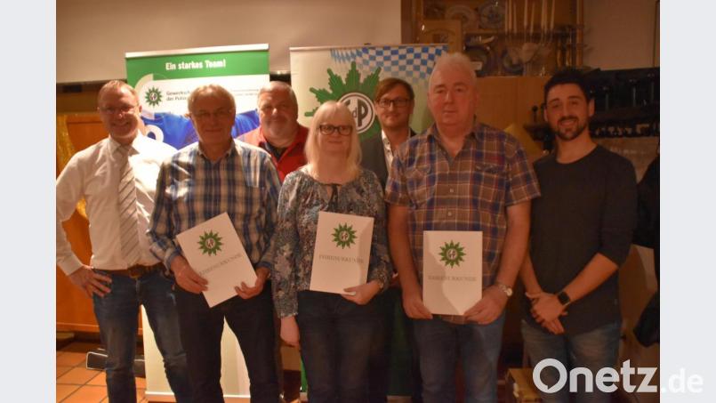 Leider waren von den Geehrten nur wenige anwesend. Die übrigen waren krankheits- oder urlaubsbedingt verhindert. Kreisgruppenvorsitzender Wolfgang Bayerl Dritter von rechts. Bild: hcz