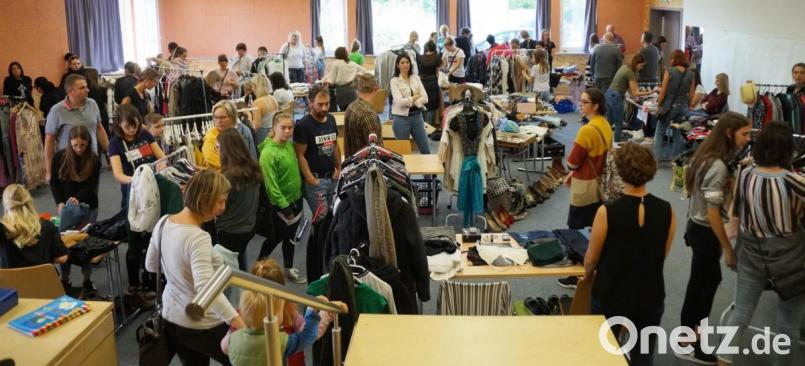 18 Anbieter boten beim Mädchen-Flohmarkt im Mehrgenerationenhaus aktuelle Mode zu kleinen Preisen an. Groß war das Interesse der Käufer. Bild: weu