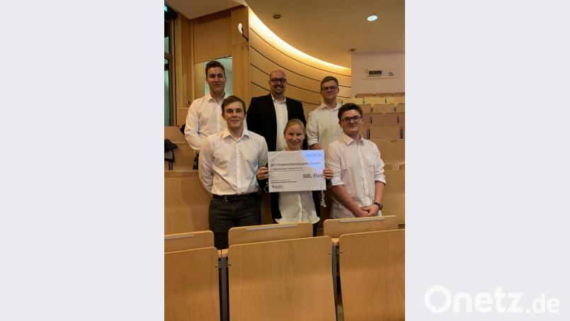 Fünf der 15 Schüler des P-Seminars bei der Preisverleihung: oben von links Christoph Schönberg, Lehrer Markus Hartung und Nikolas Lowies, unten von links Daniel Lang, Franziska Schaller und Tobias Prause. Bild: exb