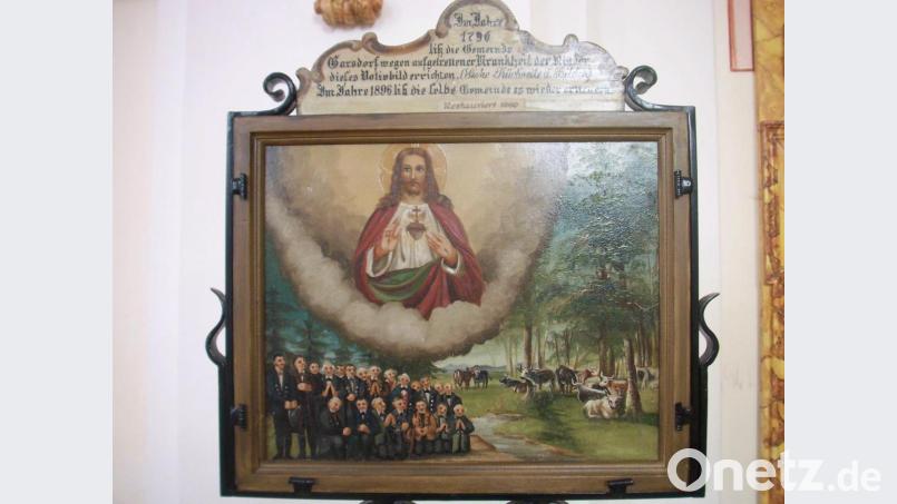 Ein besonderes Schmuckstück in der Hohenkemnather Filialkirche St. Franz Xaver ist ein doppelseitiges Votivbild, das an eine im Jahre 1796 in der Gegend grassierenden Rinderseuche erinnert. Für den Volkskundler sind besonders die verschiedenen Trachten und der Hinweis auf die damals noch praktizierte Waldweide bemerkenswert. Bild: schß