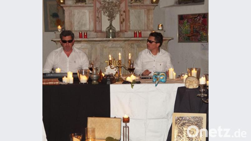 Mit einer Fülle von Requisiten, Geräuschen und Musikinstrumenten illustrierten die beide Rezitatoren Michael Braun und Michael Chwatal in der Spitalkirche ihre „Wortes-Klang-Lyrik der aufregenden Art“. Bild: weu