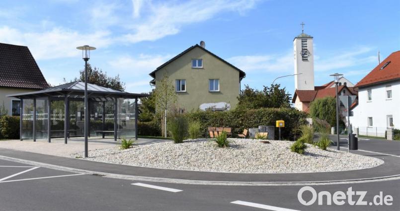 Ein gläserner Pavillon und Ruhebänke sind im Zuge der Dorferneuerung in Hütten entstanden. Nun ist das Projekt abgeschlossen. Das will die Stadt Grafenwöhr gemeinsam mit den Bürgern am heutigen Freitag feiern. Bild: rgr