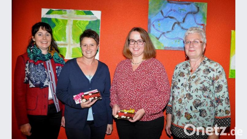 Im Elternbeirat der Schule hatten sich in den vergangenen Jahren Vorsitzende Edeltraud Zitzmann (Zweite von rechts) und Kassiererin Bernadette Stock (Zweite von links) in hervorragender Weise engagiert. Rektorin Ulrike Uhlemann (rechts) stellte beiden ein klasse Zeugnis aus und dankte mit Geschenken. Die neue stellvertretende Schulleiterin Birgit Enders (links) freut sich auf die Zusammenarbeit. Bild: es