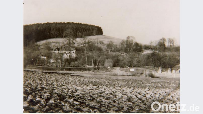 Vom einstigen Schloss Ströbl und den umliegenden Gutsgebäuden existierte bereits an Ostern 1956 nicht mehr viel und die Natur eroberte sich das einst stolze Anwesen immer mehr zurück. Archivbild: fjo