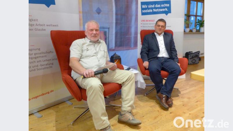 Gesprächsleiter Alfons Ernstberger (links) und Rentenberater Markus Nickl diskutieren über die Rente. Bild: fsb