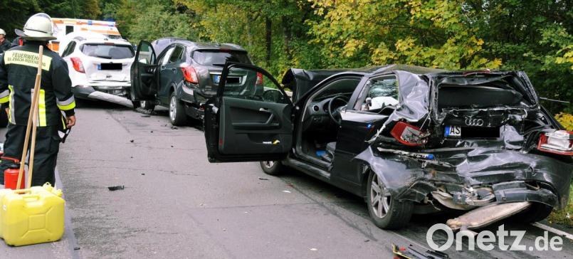 Drei Pkw schob der Lastwagen über 20 Meter weit aufeinander: Gesamtschaden rund 80 000 Euro. Bild: gf