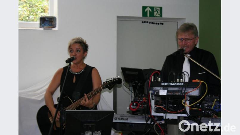 Als Überraschungsgäste treten beim Familientag und zum Jubiläum &quot;20 Jahre Frauen im Frohsinn&quot; Andrea und Wolfgang Herzig aus Furth im Wald auf. Das Duo &quot;Black &amp; White&quot; begeistert mit bekannten Evergreens und weckt bei den &quot;Frohsinn&quot;-Mitgliedern so manche Erinnerung. Bild: gpa