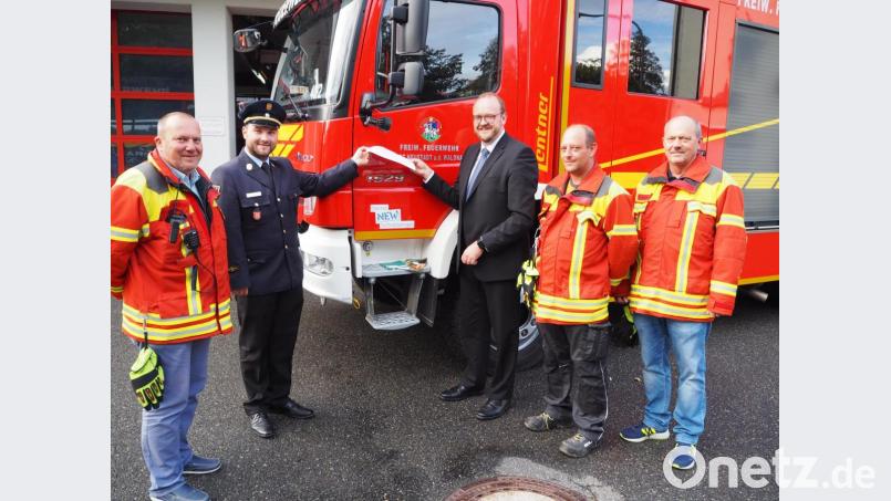 Das Bild zeigt (von links) Kommandant Michael Spranger, Kreisbrandrat Marco Saller, Landrat Andreas Meier, stellvertretenden Kommandanten Marco Harrer und den Vorsitzenden des Neustädter Feuerwehrvereins Helmut Staratschek bei der Enthüllung des ersten Aufklebers „Deine NEW Schutzengel“. Bild: krb
