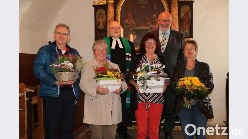 Jubilare des Kirchenchors sind (von links) Michael Heldrich und Erika Hollederer; die bisherige Leiterin Heidi Wohlfahrt wird von Elsbeth Maderer abgelöst. Hinten von links Pfarrer Matthias Ahnert und der Vertrauensmann im Kirchenvorstand, Rudi Gruber. Bild: gru