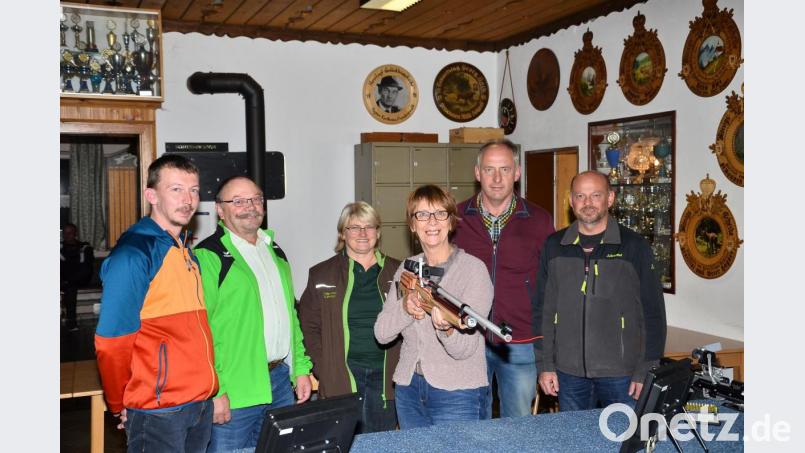Den ersten Schuss überlassen die fast 900 startberechtigten Schützen der Marktgemeinde ihrer Bürgermeisterin, Margit Kirzinger (Dritte von rechts). Bild: fjo