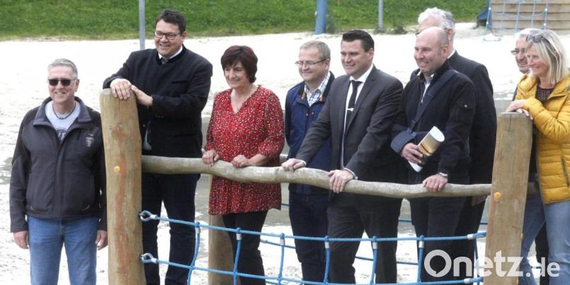 Bürgermeister Thomas Falter (Zweiter von links) freute sich mit den Gästen über die Entwicklung des Erlebnisparks "Wasser - Fisch - Natur". Bild: Hirsch