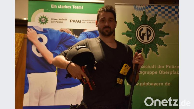 Dominik Bredo (29) zeigt neue Ausrüstung für die Einsatzkräfte: die neue Pistole &quot;Heckler&amp; Koch&quot;, den Schlagstock, den schweren, zur Schutzausrüstung &quot;SK 4&quot; gehörenden Helm und die &quot;Bodycam&quot; (gelb). Bild: hcz