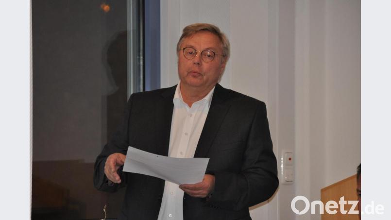 Diplomingenieur Stefan Wolf aus Kemnath legte die Gründe für die Kostensteigerung beim Umbau und der Erweiterung der Kläranlage dar. Bild: ak