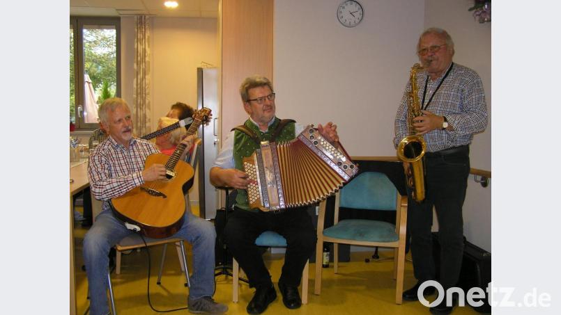 Für Stimmung und gute Laune sorgte beim Oktoberfest im Senioren-Servicehaus Neusorg das Fichtelgebirgs-Trio. Bild: exb