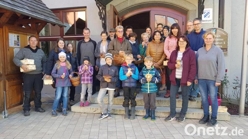 30 Teilnehmen waren mit dem Pilz-Sachverständigen der Deutschen Gesellschaft für Mykologie Stefan Hartwig auf Pilz-Exkursion. Bild: gi