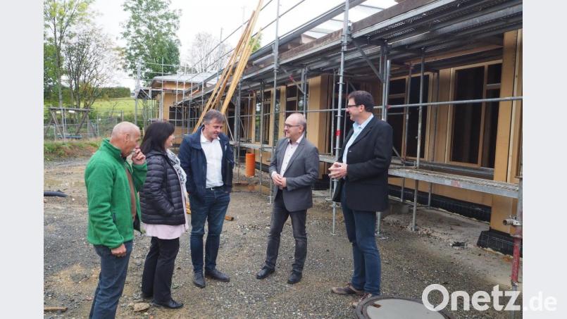 Hans Mösbauer von der Kirchenverwaltung, Bürgermeisterin Birgit Höcherl, Architekt Christian Schönberger, Kirchenpfleger Peter Scharnagel und Pfarrer Wolfgang Dietz (von links) staunen über die technischen Details. Ein Grasdach soll im Sommer für eine klimafreundliche Kühlung sorgen, Elemente mit Sonnenschutzglas lassen aber in den überdachten Außenbereichen auch viele Licht durch. Bild: bl