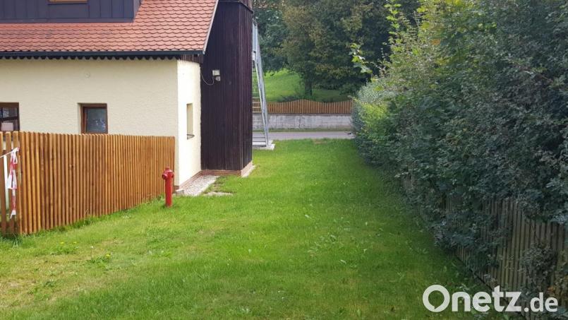 An dieser Stelle könnten sich die Verantwortlichen der Freiwilligen Feuerwehr den Garagenanbau für den Mannschaftswagen vorstellen. Die Entscheidung des Stadtrats für die Anschaffung fällt am 10. Oktober in der Stadtratssitzung. Bild: dob