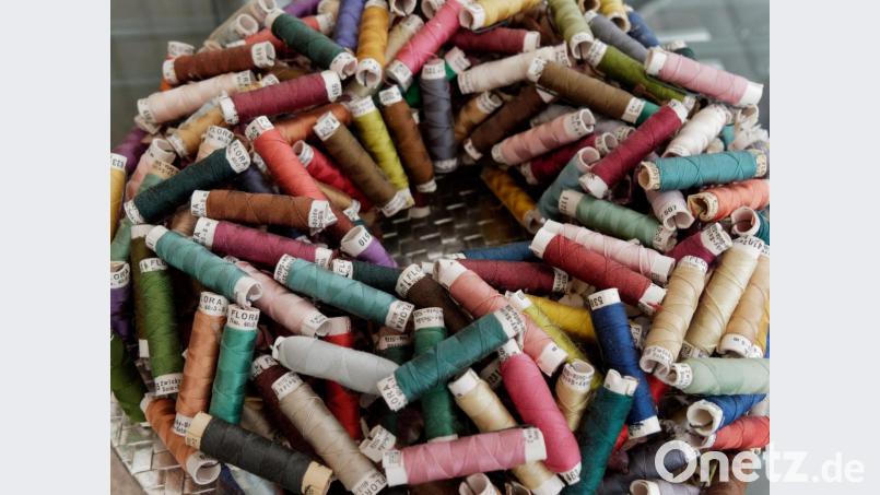 Zwirnsspulen in den verschiedensten Farben ergeben ein symbolträchtiges Stillleben für die Arbeit von Eva Decker. Bild: tr