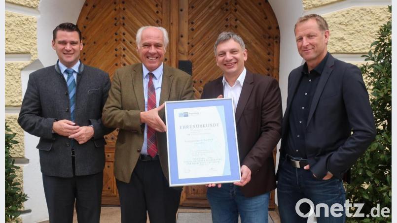 IHK-Geschäftsstellenleiter Manuel Lischka (Zweiter von rechts) überreichte Brauereibesitzer Wolfgang Rasel (Zweiter von links) eine Urkunde der Industrie- und Handelskammer für „100 Jahre Schlossbrauerei Naabeck“. Landrat Thomas Ebeling (links) und sein Mitarbeiter Christian Meyer (rechts) gratulierten. Bild: Hirsch
