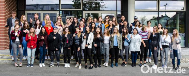 Thomas Metzler (links), stellvertretender Schulleiter der Berufsfachschule für Hotel- und Tourismusmanagement Wiesau, mit den 51 neuen Schülern – so viele wie noch nie in einem Jahrgang. Damit erreicht die Tourismusschule einen neuen Rekord. Bild: BFS Hotel- und Tourismusmanagement/exb