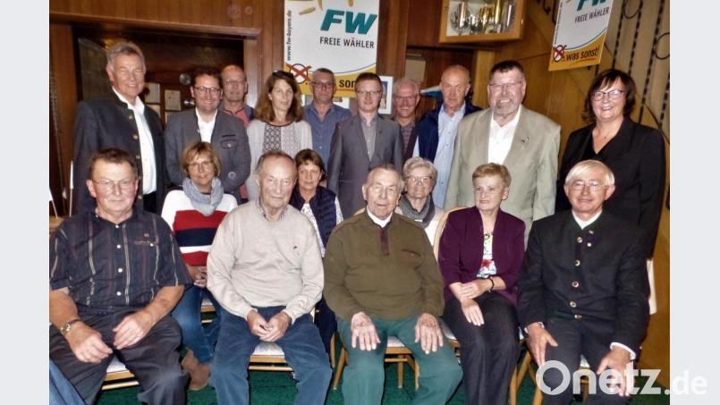 Die UPW/FW-Ortsgruppe vertraut auf viele treue Mitglieder. Die Landtagsabgeordneten Joachim Hanisch und Tobias Gotthardt (hinten, von links) waren ebenso wie FW-Kreisvorsitzende Gabriela Bäumler (stehend, rechts) und Kreisrat Karl Meier (sitzend, rechts) beim Jubiläum dabei. Vorsitzender Reinhard Ponitz (hinten, Zweiter von rechts) erhält für seine langjährige Führung die Ehrennadel der Freien Wähler in Platin. Bild: jml