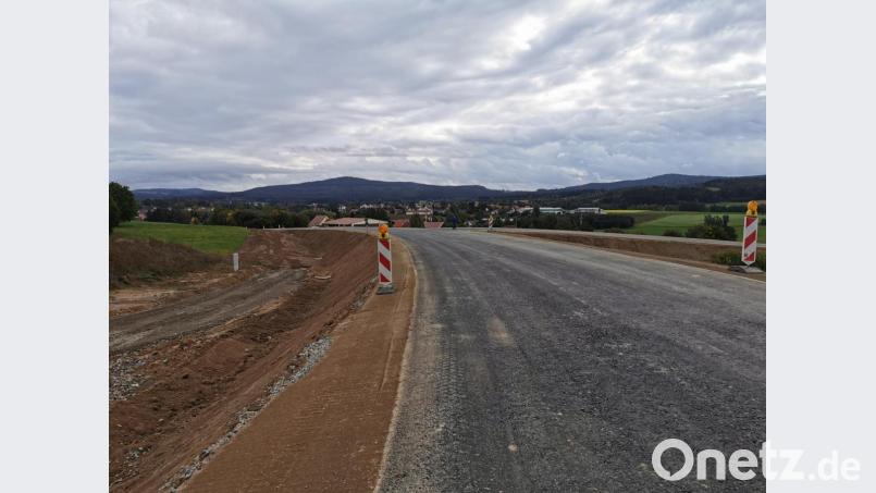 Die neue Staatsstraße in Richtung Eslarn mit der Abzweigung nach Thomasgschieß. Bild: gz