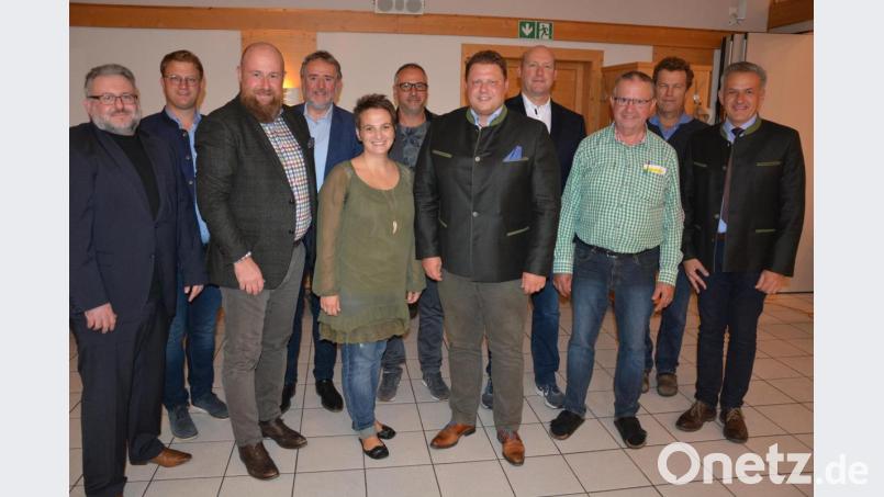 Neuwahlen gab es beim Gewerbeförderverein Mitterteich. Im Bild (von links) Alan Ribica, Andreas Grillmeier, Holger Paschedag, Franz Zeitler, Angelika Kempf, Mario Weiß, Vorsitzender Stefan Grillmeier, Dieter Ernstberger, Gerhard Lang, Peter Jacobey und Bürgermeister Roland Grillmeier. Bild: jr