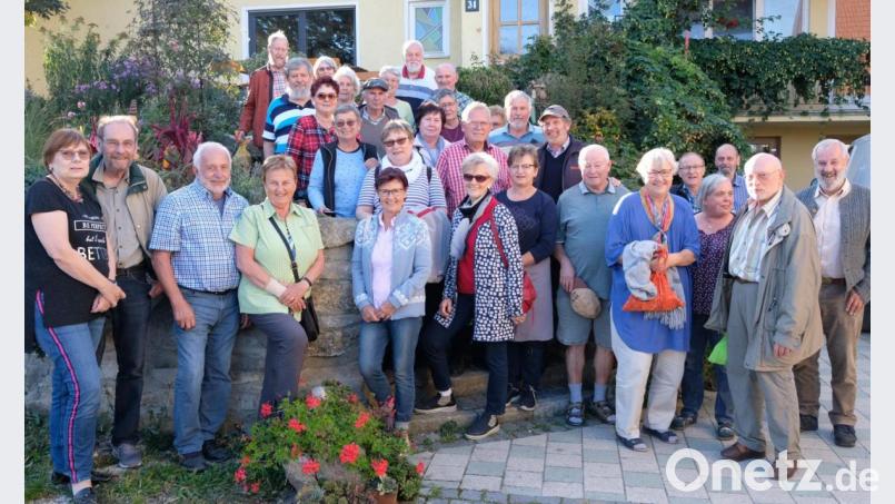 Zusammen mit ihren Begleiterinnen verbringen ehemalige Revierförster ein Wochenende in der Oberpfalz. Dazu gehört auch ein Besuch und Rundgang auf dem Erlebnisbauernhof Brunner in Richt. Bild: mab