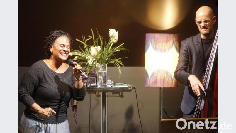 Meister der Improvisation: Sängerin Cecile Verny (links) und Sven Faller (rechts). Bild: Hirsch