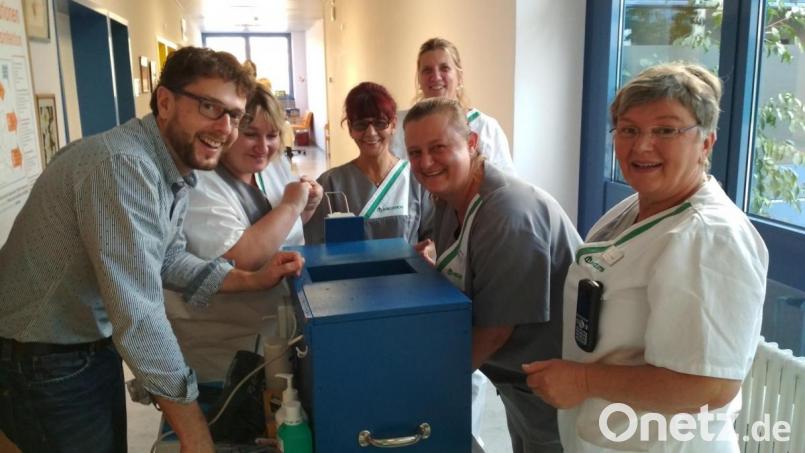 Wie sauber sind die Hände? Besonders spannend sind immer Ergebnisse in der Schwarzlicht-Box. Bild: exb/Christian Glöckner