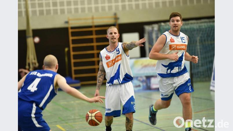 Aufbauspieler Patrik Bortel (Mitte) gibt auch in dieser Spielzeit wieder den Ton an, wenn es um Spielzüge geht. Gemeinsam mit seinen Teamkollegen will er die Hamm Baskets Weiden zu einer erfolgreichen Saison führen. Bild: Alfred Schwarzmeier