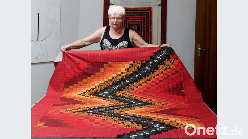 Eva Decker ist Patchworkerin, die Stoffe zu kunstvollen Decken aus lauter Quadraten verarbeitet. Bild: tr