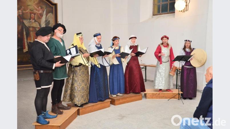 Mit der gleichen Farbigkeit, die der Festchor &quot;Rosa coeli&quot; an den Tag legt, fegt das bunte Liederprogramm über die Zuhörer hinweg. Chorleiterin Petra Vojtová (Zweite von rechts) und Altsopranistin Mirka Mutinská (Dritte von links) moderieren zweisprachig. Bild: fjo