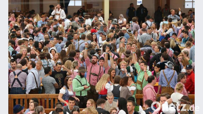 Es ist wieder Oktoberfest, und die Zelte auf der Wiesn sind brechend voll. Wer so eine Veranstaltung besucht, der sollte damit rechnen, dass Medien darüber berichten und er später auf einem veröffentlichten Foto unter Umständen gut zu erkennen ist. Archivbild: Karl-Josef Hildenbrand/dpa