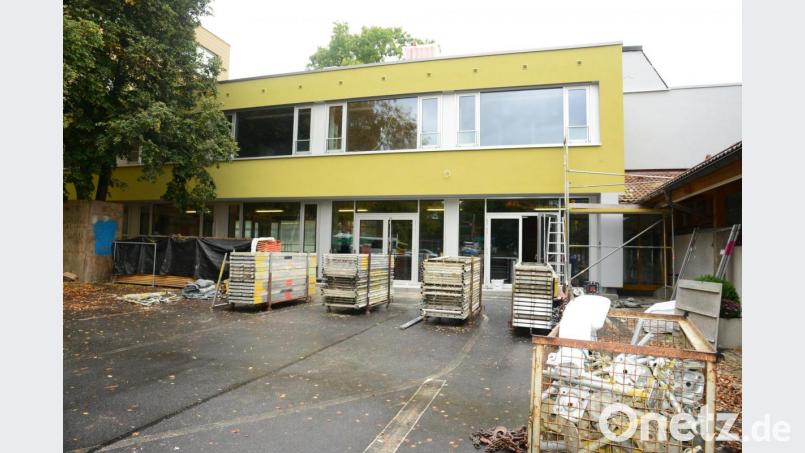 Das Gerüst am &quot;Übergangsbauwerk&quot; ist abgebaut und abholbereit gestapelt. Die energetische Sanierung in diesem Bereich ist abgeschlossen. Ab nächster Woche erreichen die Kinder ihre Klassenzimmer wieder über den Haupteingang. Bild: bey