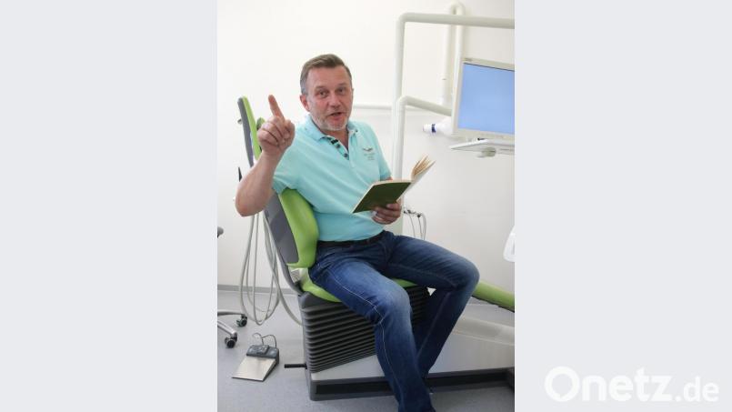 Dr. Stefan Morgenschweis liest Morgenschweis in seiner Praxis. Bild: mfh