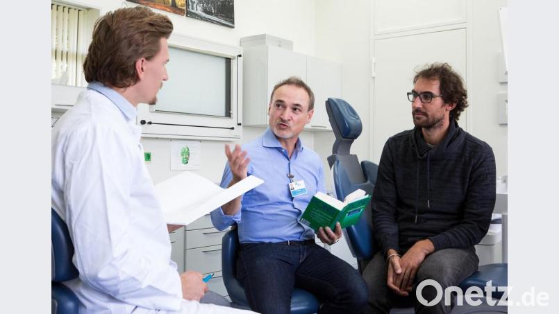 Gabriel De Fraia (Mitte) als Übersetzer in einem Arzt-Patienten-Gespräch in der Zahnklinik des UKR. Bild: UKR / Vincent Schmucker