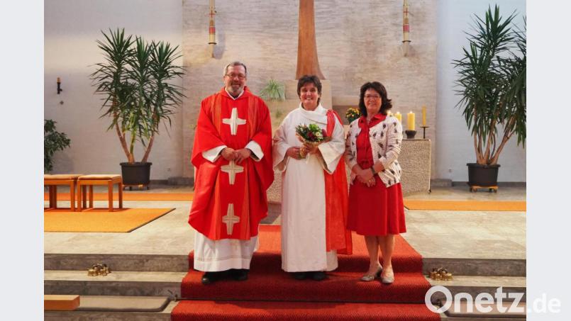 Pfarrer Markus Ertl und Pfarrgemeinderatssprecherin Maria Schlögl überreichten der neuen Gemeindereferentin zur Begrüßung einen Strauß Blumen. Bild: exb