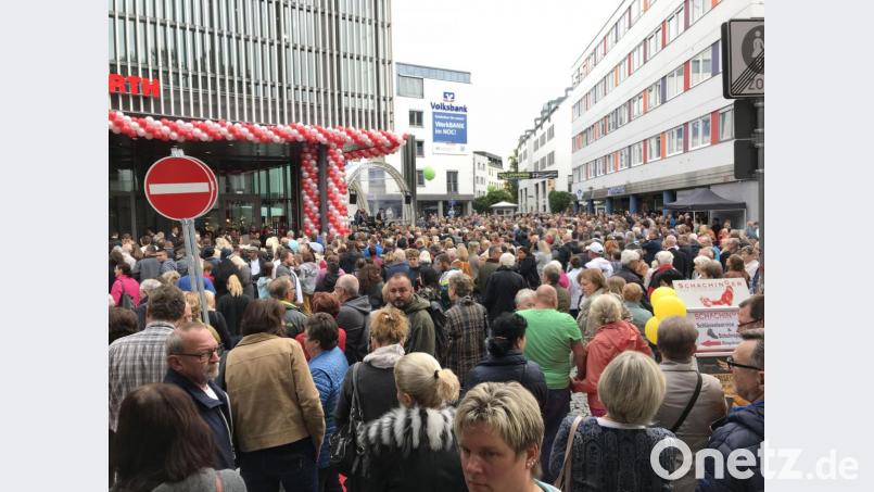 Macerataplatz, Donnerstag, kurz vor 11 Uhr. Die Menschenmassen stauen sich bis in die Wörth- und in die Max-Reger-Straße. Über 4000 Besucher wollen zu den ersten gehören, die das NOC stürmen. Sie brauchen Geduld. Bild: Gabi Schönberger