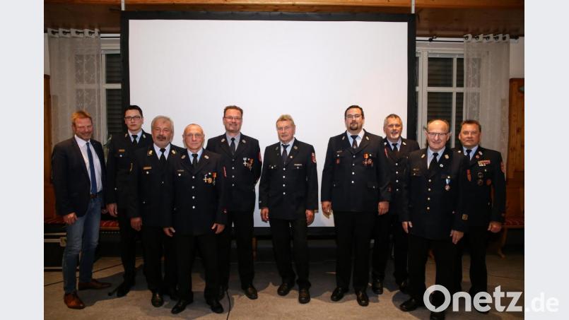 Nach der in Freudenberg vorgenommenen Ehrung (von links): Bürgermeister Alwin Märkl, Kreisbrandmeister Armin Daubenmerkl, Kreisbrandrat Fredi Weiß, Richard Schwarz, Florian Junkes, Achim Hantke, Alwin Holzner, Kreisbrandmeister Jürgen Ehrnsberger, Kreisbrandinspektor Hubert Blödt und Kreisbrandmeister Alexander Graf. Bild: egl