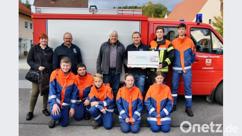 Freude herrscht bei der Jugendfeuerwehr Etzelwang über den 1500 Euro-Scheck von der N-Ergie Nürnberg. Stehend von links Ronja Bleier, Robert Pilhofer, Kundenbetreuer Rainer Gründel, Kommandant Richard Pilhofer und Jugendbeauftragter Stefan Pesel. Bild: ds