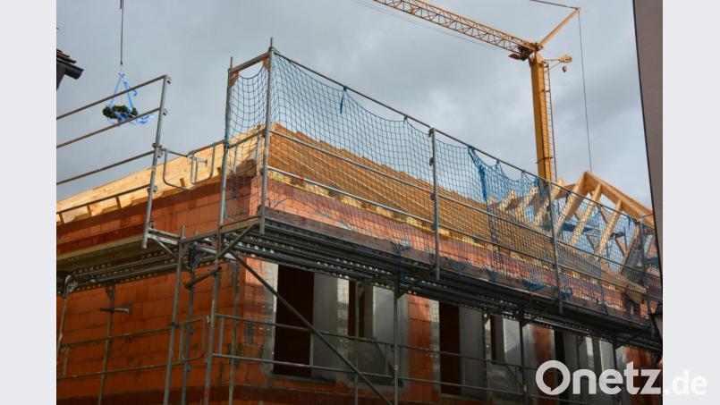 ZehnZehn altersgerechte und barrierefreie Wohnungen entstehen derzeit in der Koloman-Maurer-Straße in Tirschenreuth. Jetzt fand das Richtfest statt, zum 1. Mai kommenden Jahes sollen die Wohnungen bezogen werden können. Insgesamt werden 3,7 Millionen Euro in den Bau investiert. altersgerechte und barrierefreie Wohnungen entstehen derzeit in der Koloman-Maurer-Straße. Jetzt fand das Richtfest statt, zum 1. Mai kommenden Jahres sollen die Wohnungen bezogen werden können. Insgesamt werden 3,7 Millionen Euro in den Bau investiert. Bild: jr