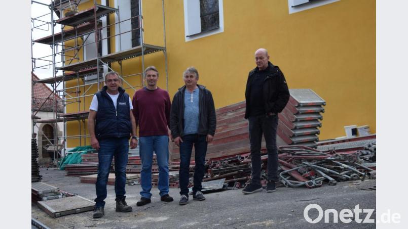 Kleine Teile des Baugerüstes stehen noch, mehr aber nicht. Darüber freuen sich Kirchenpfleger Josef Weigert sowie die Mitglieder der Kirchenverwaltung Johann Spies und Josef Fleischmann sowie Architekt Johann Ernst aus Amberg (von links). Bild: bö