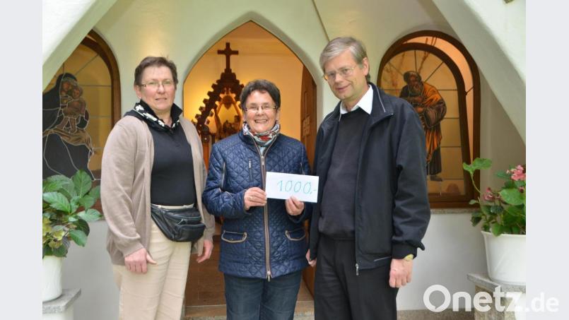 Christa Wildenauer (Mitte) hat ein großes Spenderherz. Diesmal erhielt der Waldthurner Pfarrer Norbert Götz, der mit Pfarrhaushälterin Elisabeth Kodalle (links) vorbeikam, 1000 Euro für die Wallfahrtskirche auf dem Fahrenberg. Diese Großzügigkeit wusste der Seelsorger sehr wohl zu schätzen und bedankte sich mehrmals mit einem herzlichen &quot;Vergelt&#039;s Gott&quot;. Bild: dob